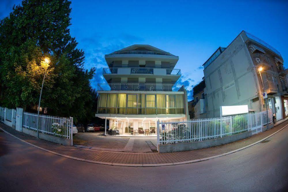 Hotel Carmen Riccione Exterior foto